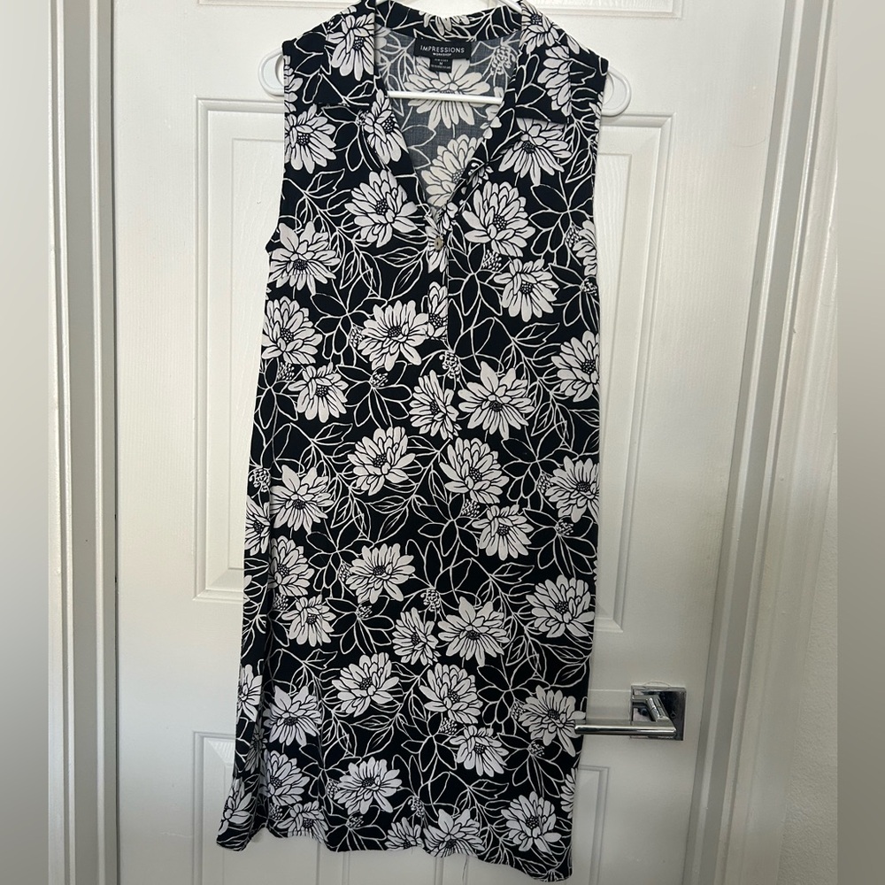 Short Floral Pattern Dress with Collar Size Medium